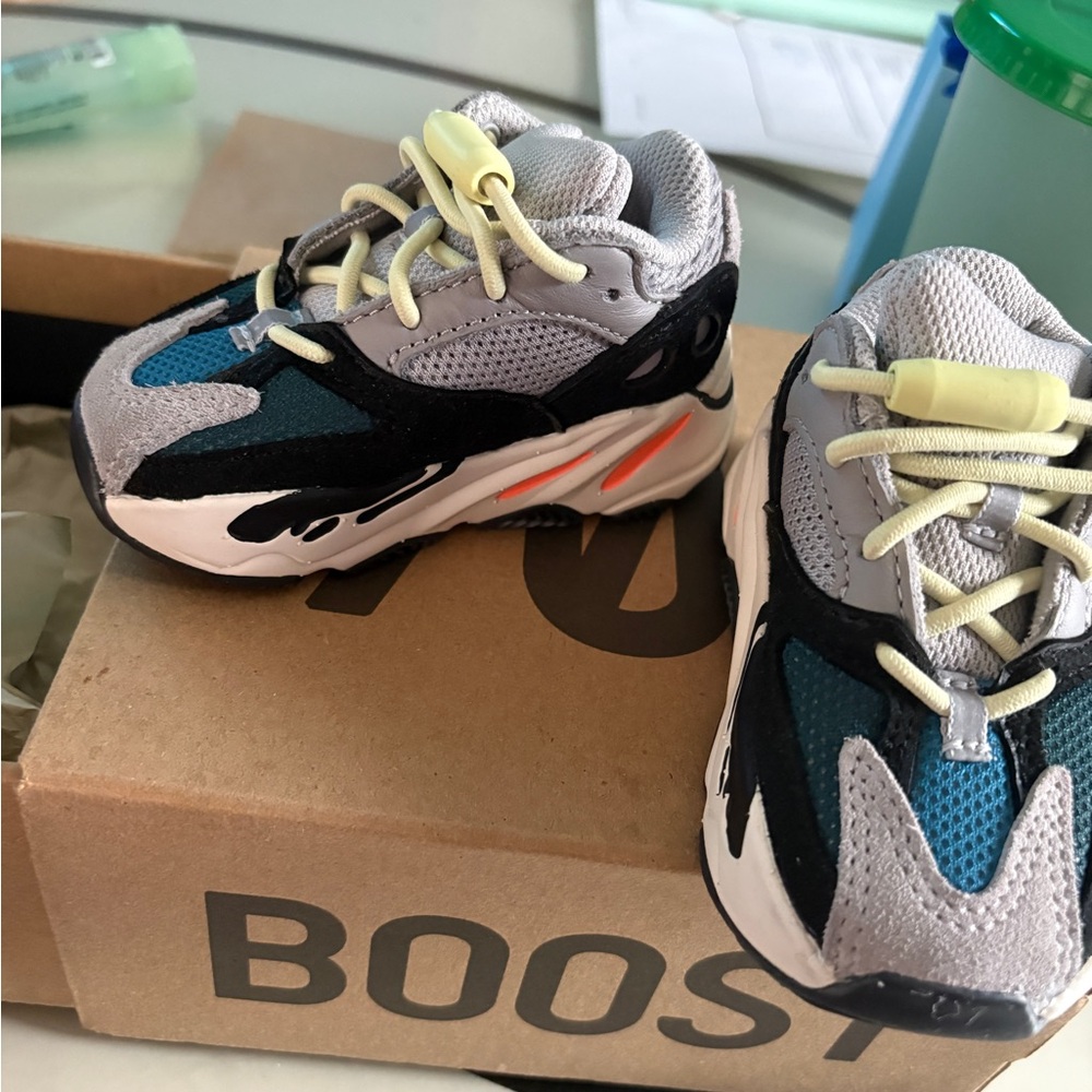 Yeezy Kids 700 Wave Runner size 4C